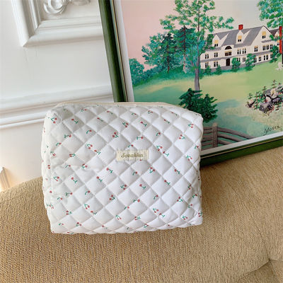 Custom Quilted Cotton Makeup Bag Fashionable Handmade Toiletry Bag with Zipper Closure