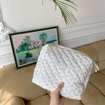 Custom Quilted Cotton Makeup Bag Fashionable Handmade Toiletry Bag with Zipper Closure
