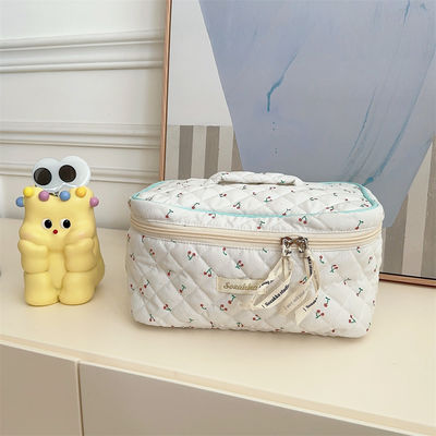 Customized Logo Accepted Soft Quilted Cotton Zip Puffy Makeup Bag for Women's Cosmetic