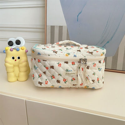 Customized Logo Accepted Soft Quilted Cotton Zip Puffy Makeup Bag for Women's Cosmetic