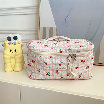 Customized Logo Accepted Soft Quilted Cotton Zip Puffy Makeup Bag for Women's Cosmetic