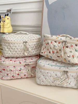Customized Logo Accepted Soft Quilted Cotton Zip Puffy Makeup Bag for Women's Cosmetic