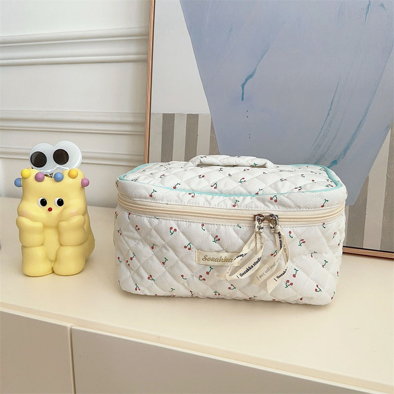 Customized Logo Accepted Soft Quilted Cotton Zip Puffy Makeup Bag for Women's Cosmetic